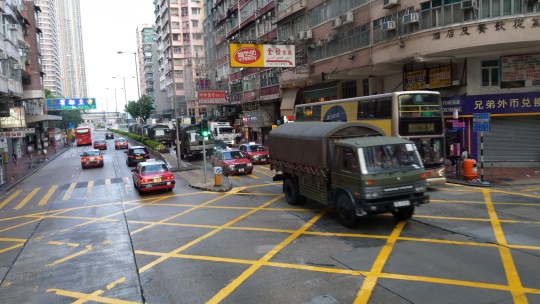 香港有民眾今晨在街上發現將近20輛軍車,趕緊將畫面拍下並上傳到網路。 圖:取自連登討論區 香港有民眾今晨在街上發現將近20輛軍車,趕緊將畫面拍下並上傳到網路。 圖:取自連登討論區