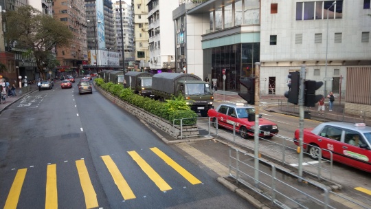 網友分析軍車出現在香港的兩個原因,一個是香港解放軍軍營定期更換兵力,另一個可能就是中國將在8月18日進行清場。 圖:取自連登討論區 網友分析軍車出現在香港的兩個原因,一個是香港解放軍軍營定期更換兵力,另一個可能就是中國將在8月18日進行清場。 圖:取自連登討論區
