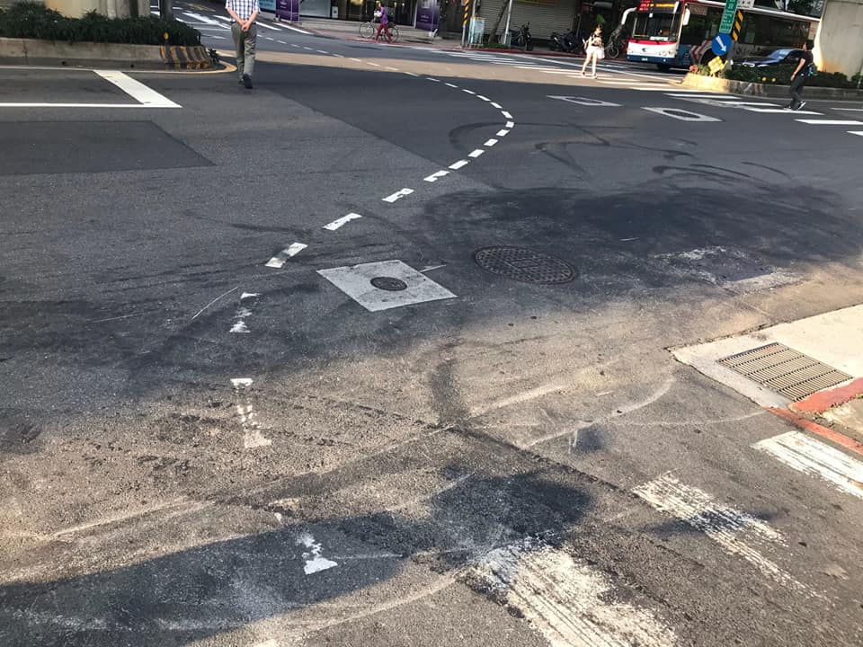 藍議員李明賢接獲民眾投訴,內湖不僅補丁品質亂糟糟,柏油瀝青掉落整條馬虎,甚至污損馬路白線。 圖:李明賢辦公室 / 提供 藍議員李明賢接獲民眾投訴,內湖不僅補丁品質亂糟糟,柏油瀝青掉落整條馬虎,甚至污損馬路白線。 圖:李明賢辦公室 / 提供