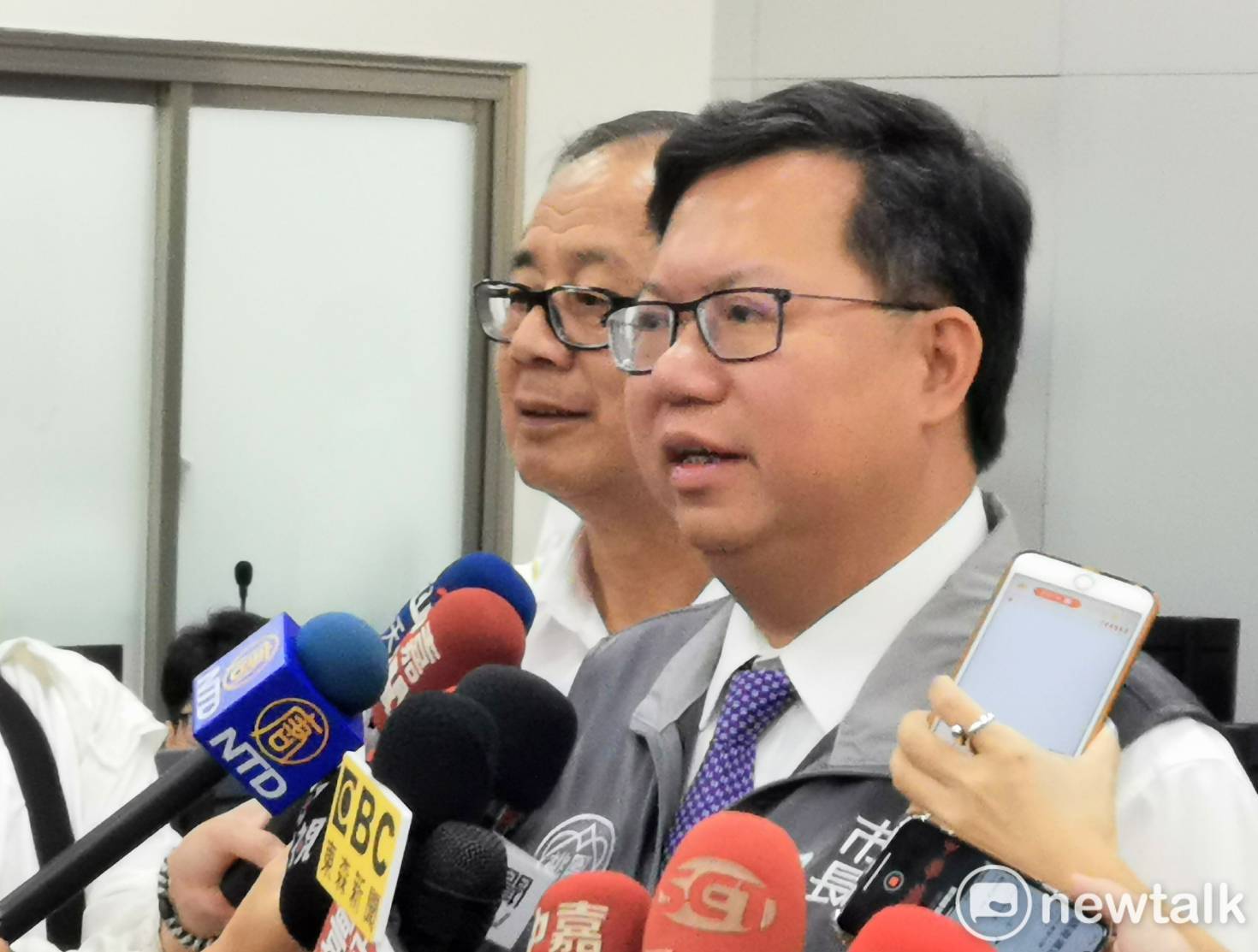 鄭文燦說自己平均每周批225份公文,如果特殊的指示,某些類型的公文如果要經過市長同意的話,量還會略略增加一點。 圖:林昀真/攝 鄭文燦說自己平均每周批225份公文,如果特殊的指示,某些類型的公文如果要經過市長同意的話,量還會略略增加一點。 圖:林昀真/攝