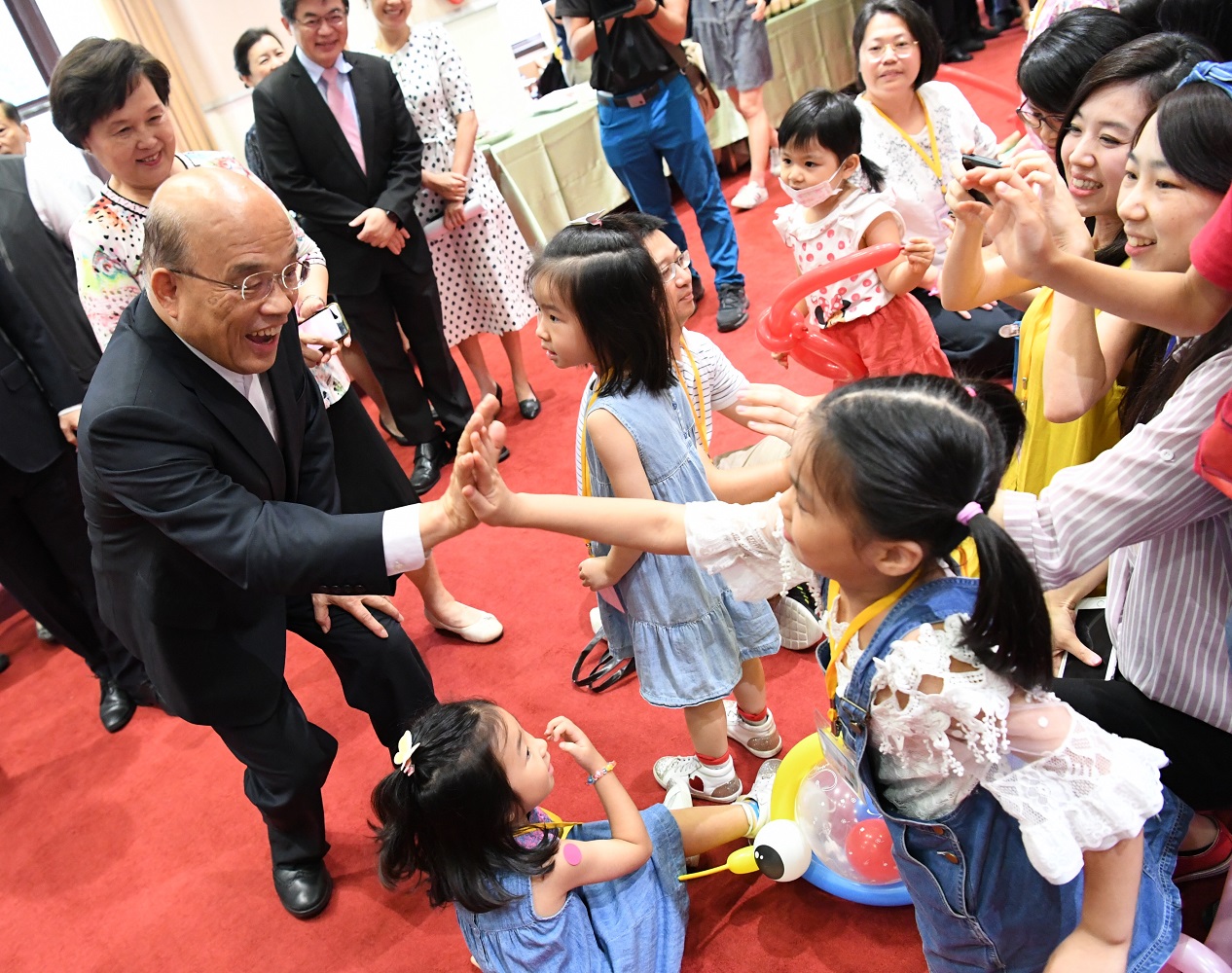 行政院長蘇貞昌受到大朋友和小朋友的熱情歡迎,有人大喊「蘇阿北好」,還有人稱呼「蘇伯伯好」,甚至跑上前向蘇貞昌擊掌、討抱,畫面溫馨熱鬧。 圖:行政院提供 行政院長蘇貞昌受到大朋友和小朋友的熱情歡迎,有人大喊「蘇阿北好」,還有人稱呼「蘇伯伯好」,甚至跑上前向蘇貞昌擊掌、討抱,畫面溫馨熱鬧。 圖:行政院提供