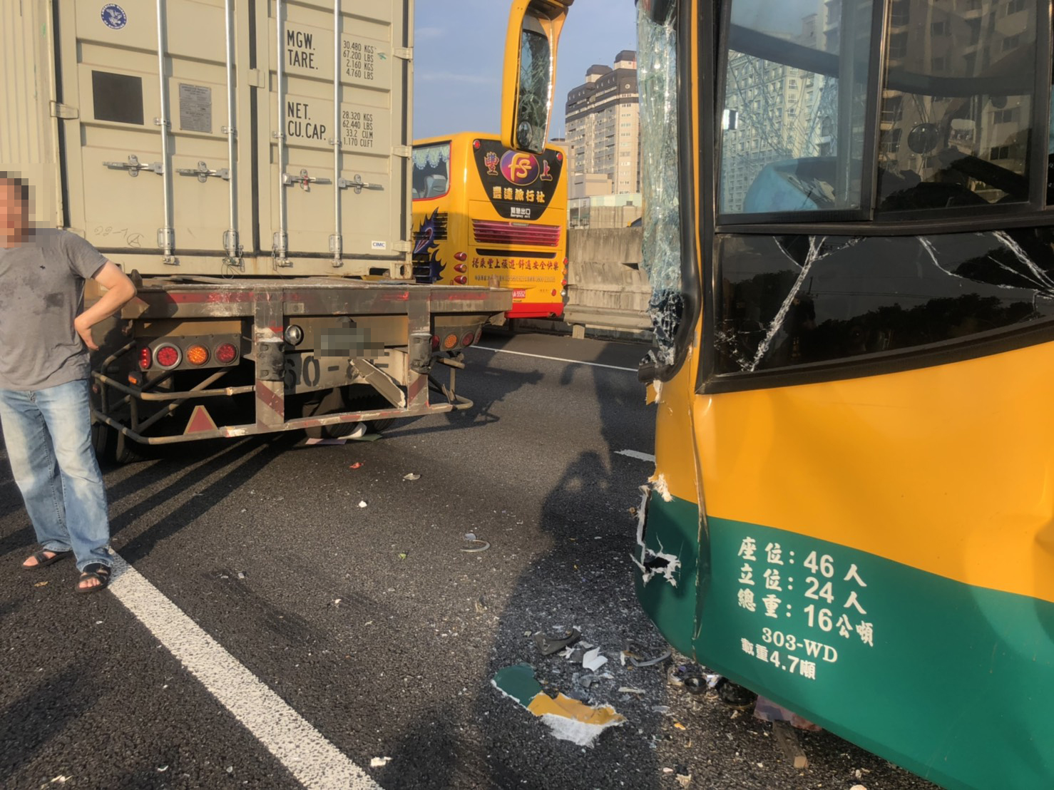 國道1號北向桃園段傍晚發生永平工商校車追撞前方同向大貨車意外,造成4台車連環撞。 圖:國道警察第一大隊/提供 國道1號北向桃園段傍晚發生永平工商校車追撞前方同向大貨車意外,造成4台車連環撞。 圖:國道警察第一大隊/提供