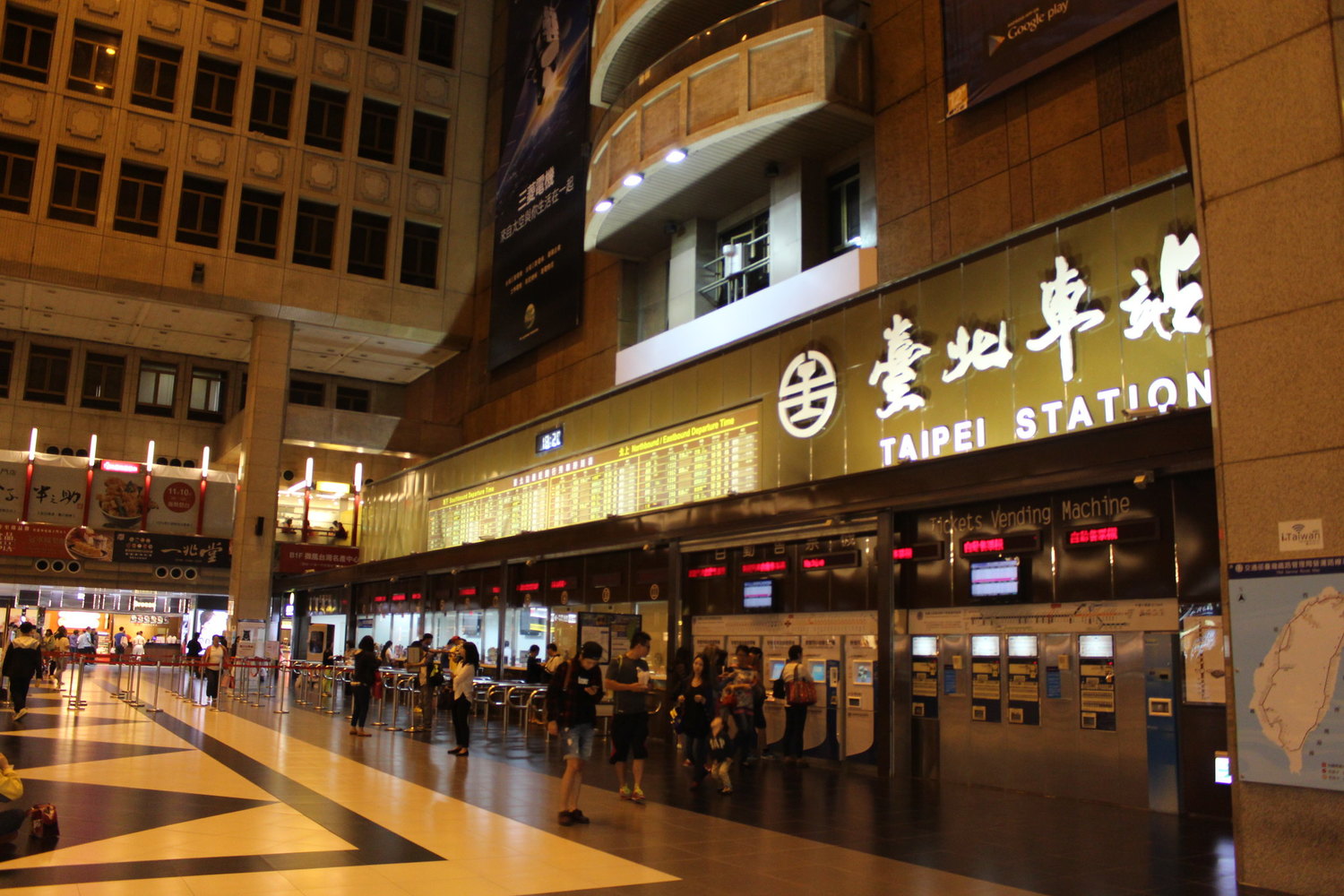 網友對於台北車站很多蹲式馬桶感到疑惑。 圖/nownews提供 網友對於台北車站很多蹲式馬桶感到疑惑。 圖/nownews提供