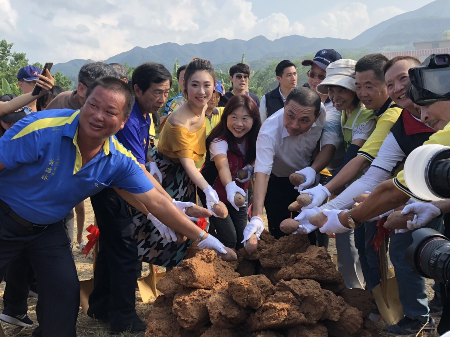 侯友宜出席金山「焢窯樂一夏」體驗,推銷新北甘藷。 圖:新北市農業局提供 侯友宜出席金山「焢窯樂一夏」體驗,推銷新北甘藷。 圖:新北市農業局提供