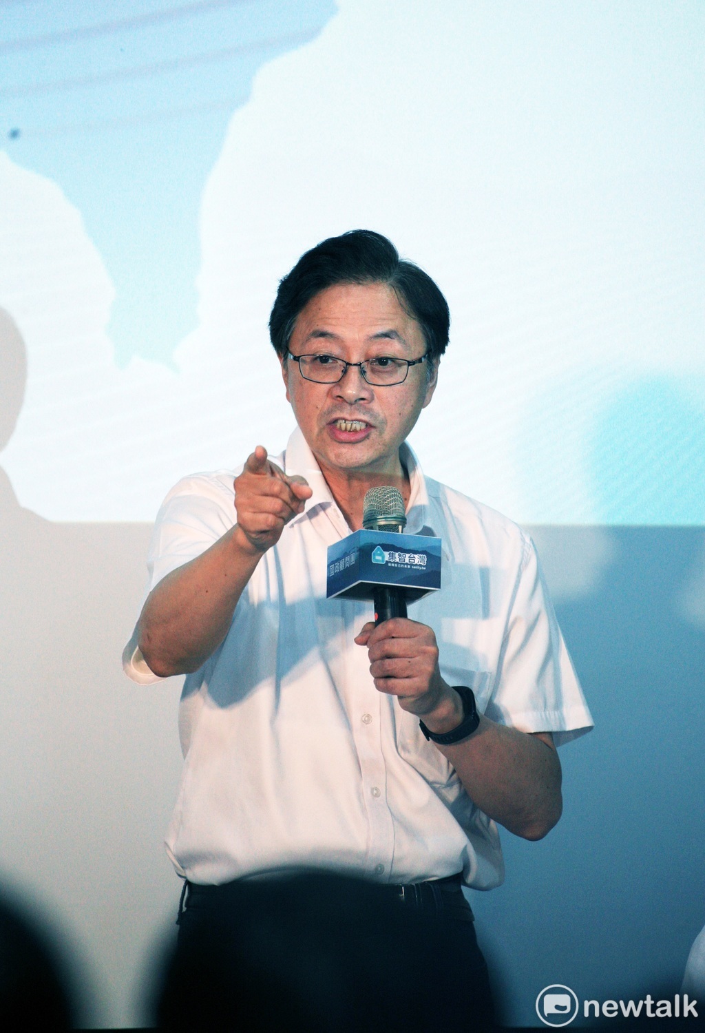 張善政透露至少還有100人沒有列名,擔心曝光後會被「查水表」,要總統蔡英文到媽祖關公面前發誓,未來絕不會打壓韓國瑜的國政團成員。 圖:林昀真/攝 張善政透露至少還有100人沒有列名,擔心曝光後會被「查水表」,要總統蔡英文到媽祖關公面前發誓,未來絕不會打壓韓國瑜的國政團成員。 圖:林昀真/攝