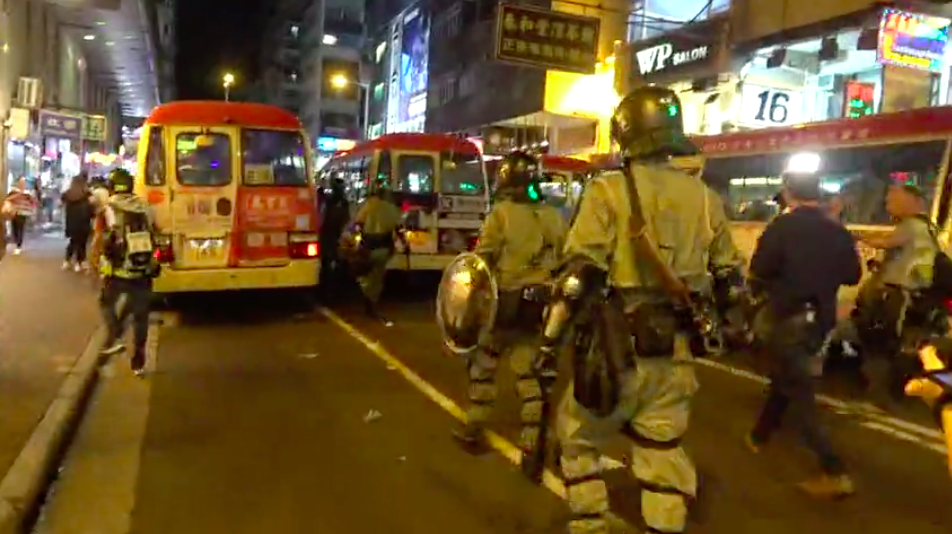 香港「反送中」部分示威者晚間轉往旺角包圍警署,晚間7時許,警方兵分多路,快速清場,示威者也隨即四散離去。 圖:翻攝自立場新聞臉書。 香港「反送中」部分示威者晚間轉往旺角包圍警署,晚間7時許,警方兵分多路,快速清場,示威者也隨即四散離去。 圖:翻攝自立場新聞臉書。