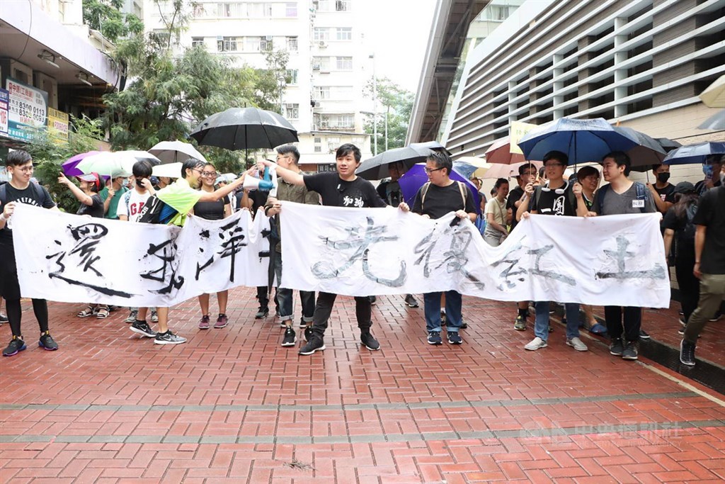 港人17日下午舉行「光復紅土」遊行,藉此表達希望不被中國大陸旅客滋擾的訴求。 圖:中央社提供。 港人17日下午舉行「光復紅土」遊行,藉此表達希望不被中國大陸旅客滋擾的訴求。 圖:中央社提供。