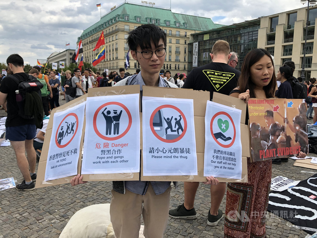 港人在柏林布蘭登堡門前示威,呼籲世人關注香港情勢。 圖/中央社 港人在柏林布蘭登堡門前示威,呼籲世人關注香港情勢。 圖/中央社