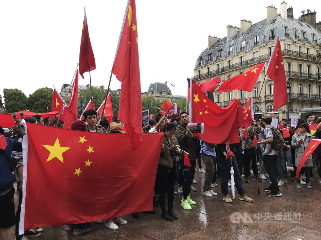 旅居巴黎的香港人集會支持香港「反送中」運動訴求,來自中國大陸的僑民也到場表達「香港屬於中國」等意見,雙方在小小的廣場上各據一方。 圖/中央社 旅居巴黎的香港人集會支持香港「反送中」運動訴求,來自中國大陸的僑民也到場表達「香港屬於中國」等意見,雙方在小小的廣場上各據一方。 圖/中央社