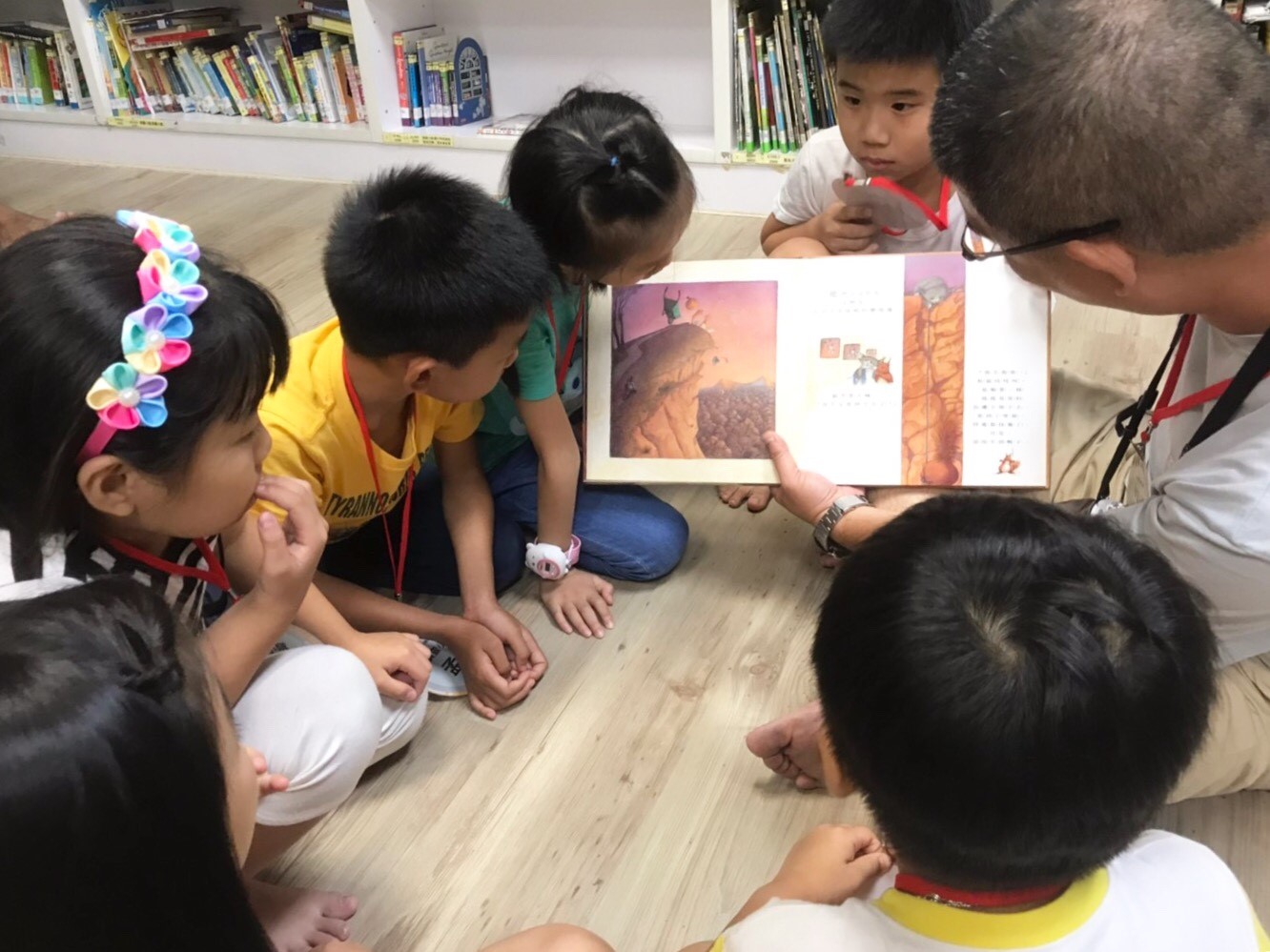 台南市立圖書館最受親子喜愛的「夜宿圖書館」活動登場,共吸20組親子參與。 圖 : 南市圖/提供 台南市立圖書館最受親子喜愛的「夜宿圖書館」活動登場,共吸20組親子參與。 圖 : 南市圖/提供