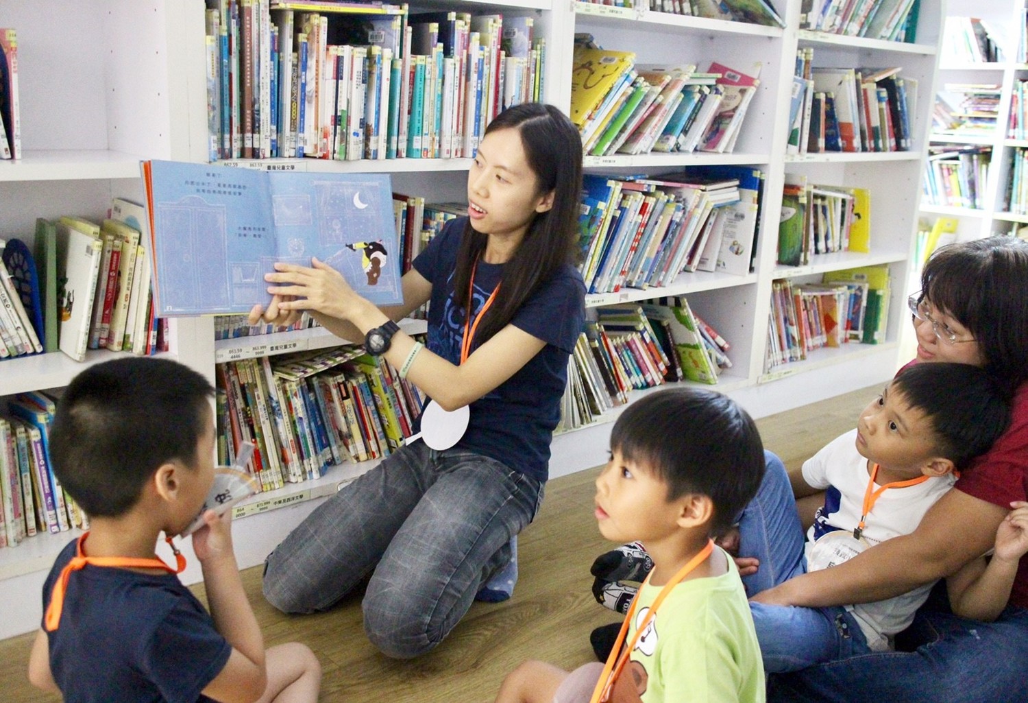 台南市立圖書館最受親子喜愛的「夜宿圖書館」活動登場,共吸20組親子參與。 圖 : 南市圖/提供 台南市立圖書館最受親子喜愛的「夜宿圖書館」活動登場,共吸20組親子參與。 圖 : 南市圖/提供