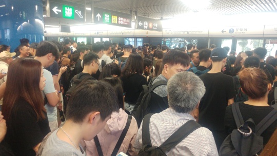 港鐵金鐘站也湧現。 圖:取自連登討論區 港鐵金鐘站也湧現。 圖:取自連登討論區