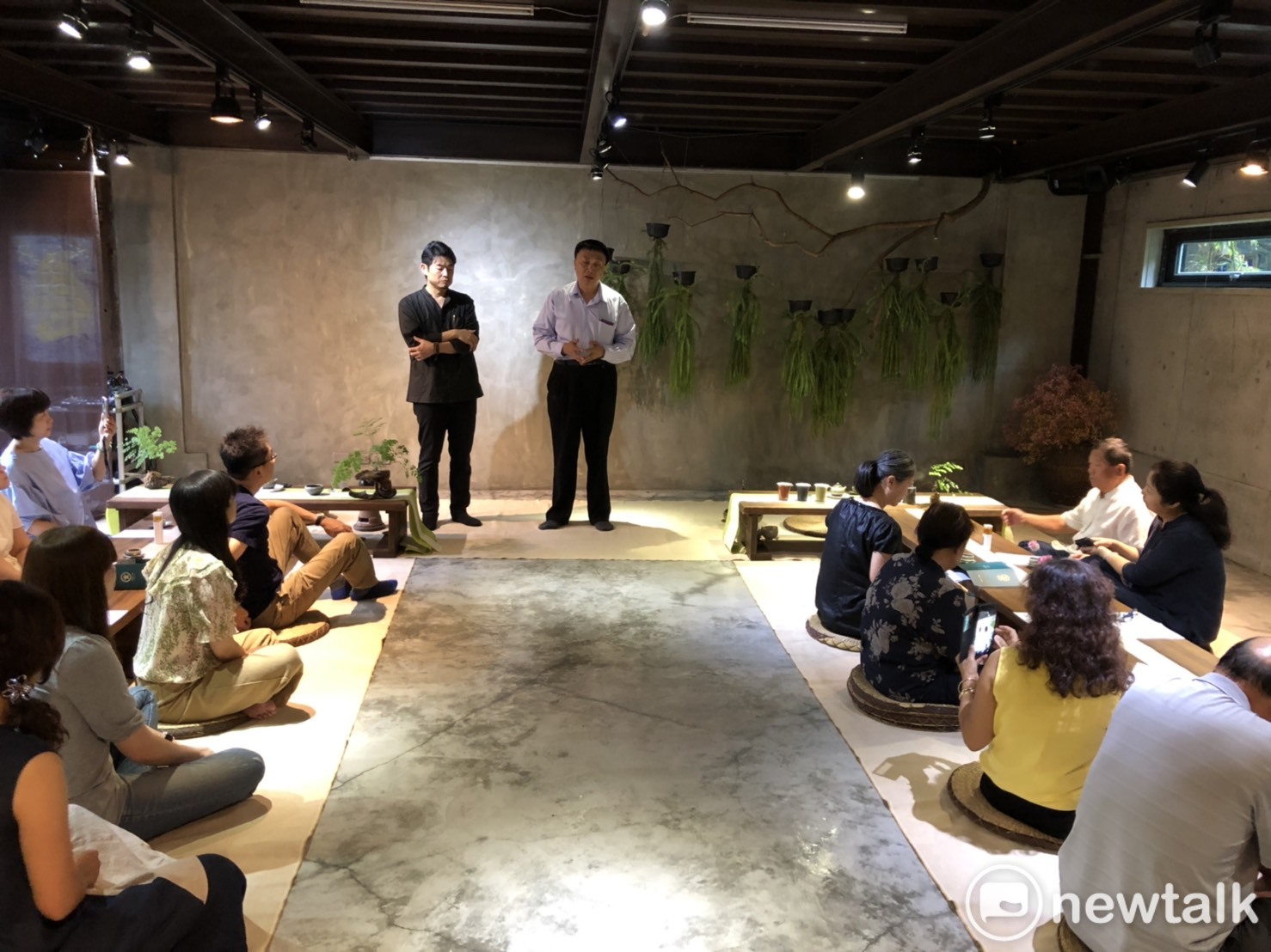 為了推動台灣茶藝復興運動,重振台茶產業,蘇楠雄以半甲子的焙茶功力打造出極品炭培茶「火烏龍」,一推出即造成轟動,並於「坐看雲起時人文空間」舉辦發表會,與各界分享他的焙茶心得。 圖 : 黃博郎/攝 為了推動台灣茶藝復興運動,重振台茶產業,蘇楠雄以半甲子的焙茶功力打造出極品炭培茶「火烏龍」,一推出即造成轟動,並於「坐看雲起時人文空間」舉辦發表會,與各界分享他的焙茶心得。 圖 : 黃博郎/攝