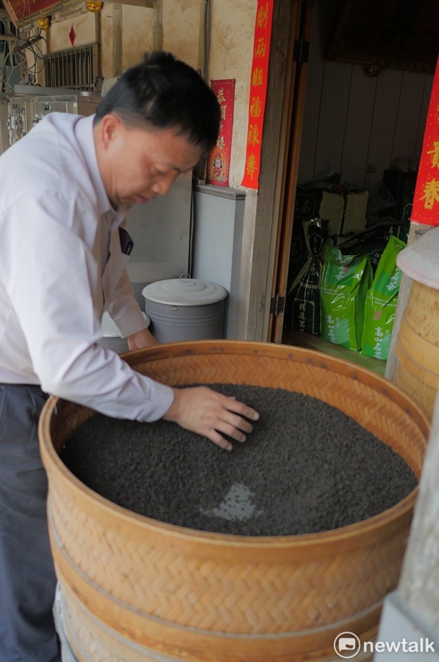 為了推動台灣茶藝復興運動,重振台茶產業,蘇楠雄以半甲子的焙茶功力打造出極品炭培茶「火烏龍」。 圖 : 黃博郎/攝 為了推動台灣茶藝復興運動,重振台茶產業,蘇楠雄以半甲子的焙茶功力打造出極品炭培茶「火烏龍」。 圖 : 黃博郎/攝