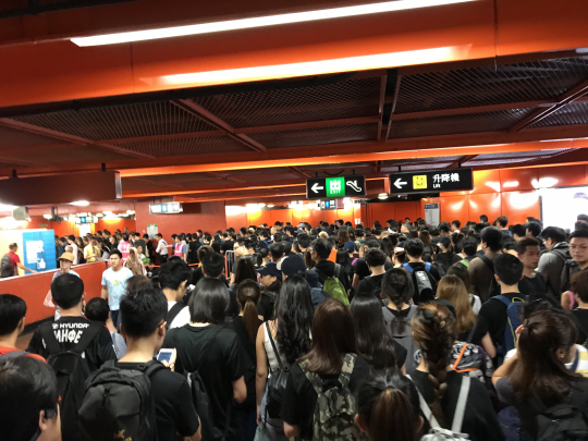13:44港鐵天后站,穿黑衣的反送中人潮。 圖:取自連登討論區 13:44港鐵天后站,穿黑衣的反送中人潮。 圖:取自連登討論區
