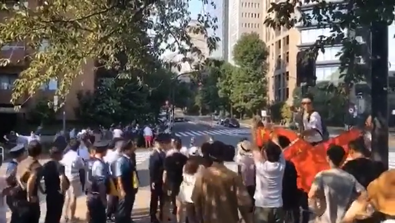 今 (18) 日在日本也有支持香港獨立的人士集會,也有許多中國留學生到現場痛罵他們。 圖:擷取自深藍觀察 今 (18) 日在日本也有支持香港獨立的人士集會,也有許多中國留學生到現場痛罵他們。 圖:擷取自深藍觀察