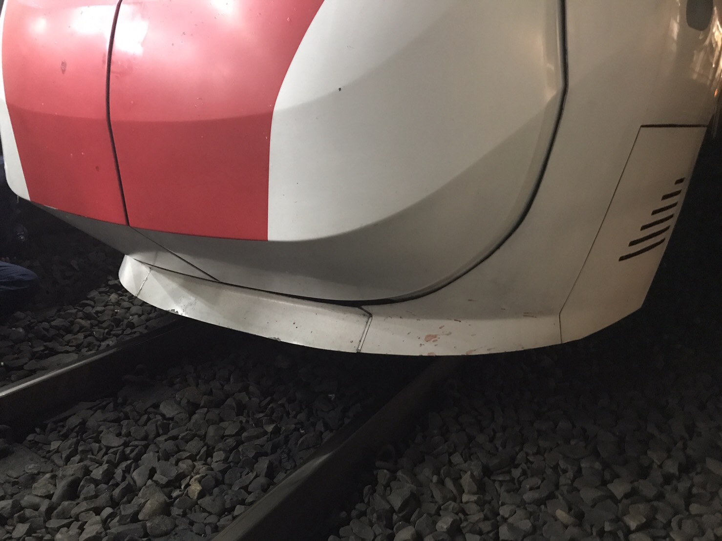 普悠瑪15:41於台北站第11車位置,有旅客跌落月台下被撞及。 圖:台灣鐵路管理局/提供 普悠瑪15:41於台北站第11車位置,有旅客跌落月台下被撞及。 圖:台灣鐵路管理局/提供