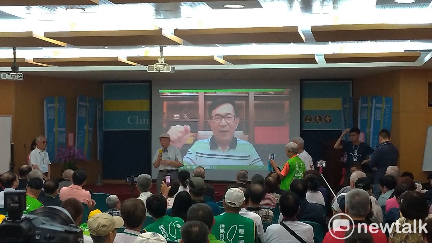 阿扁透過錄影和支持者打氣。 圖:陳佩君/攝 阿扁透過錄影和支持者打氣。 圖:陳佩君/攝