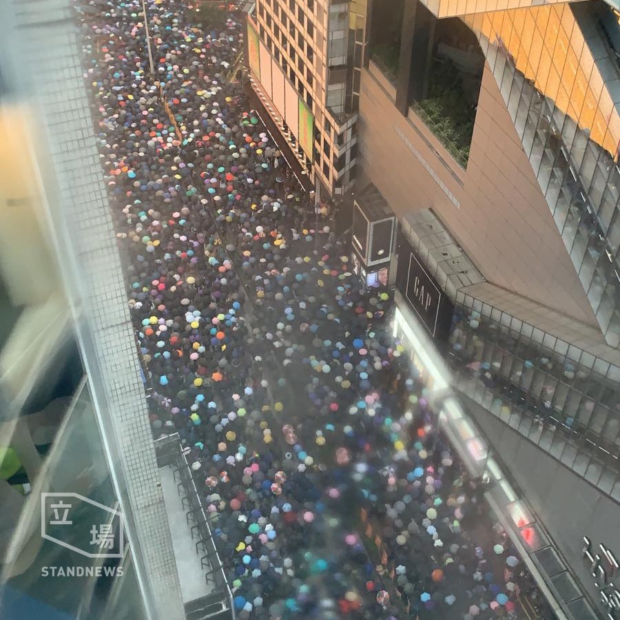 170萬港人不怕滂沱大雨,參與818維園集會。 圖:擷取自立場新聞臉書。 170萬港人不怕滂沱大雨,參與818維園集會。 圖:擷取自立場新聞臉書。