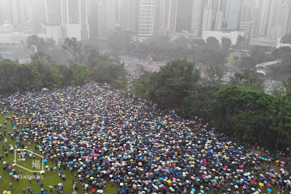 170萬港人不怕滂沱大雨,參與818維園集會。 圖:擷取自立場新聞臉書。 170萬港人不怕滂沱大雨,參與818維園集會。 圖:擷取自立場新聞臉書。