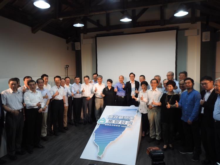 國民黨總統參選人韓國瑜的國政顧問團成軍,同時公布「集智台灣」平台,邀民眾上網提案,討論公共議題。 國民黨總統參選人韓國瑜的國政顧問團成軍,同時公布「集智台灣」平台,邀民眾上網提案,討論公共議題。