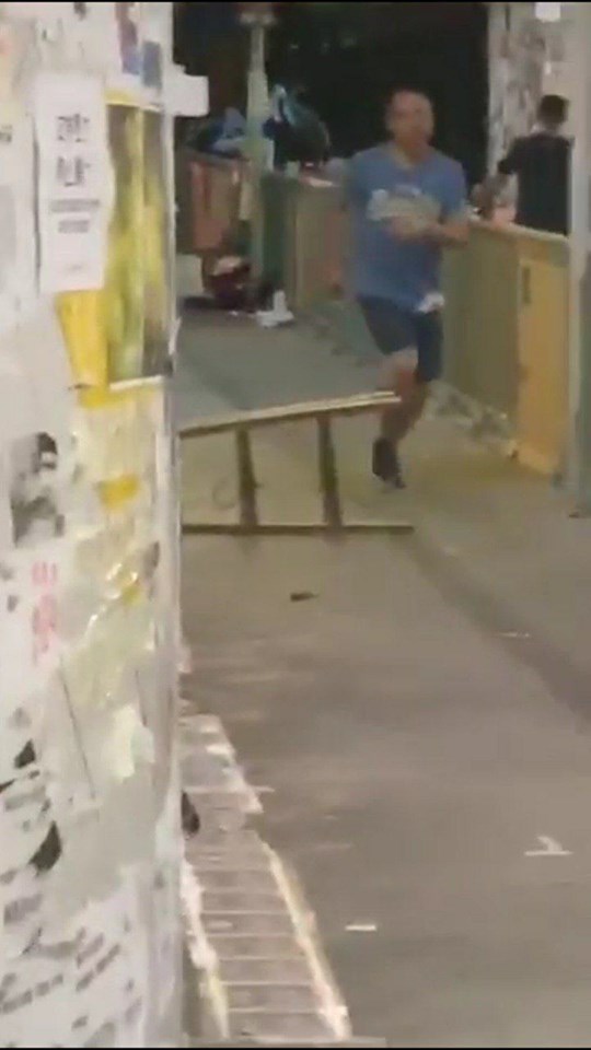 涉嫌在香港將軍澳連儂牆行凶的男子逃逸被拍下,當時他身穿藍色上衣,香港網友發動肉搜。 圖:翻攝自Tony Tam臉書 涉嫌在香港將軍澳連儂牆行凶的男子逃逸被拍下,當時他身穿藍色上衣,香港網友發動肉搜。 圖:翻攝自Tony Tam臉書