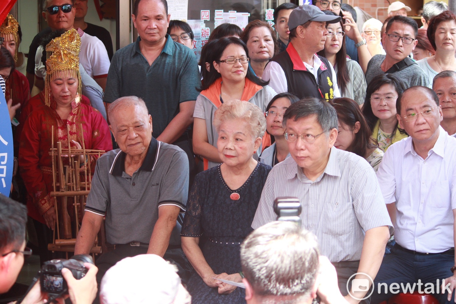 台北市長柯文哲（右）與柯媽何瑞英（中）、柯爸柯承發（左）。