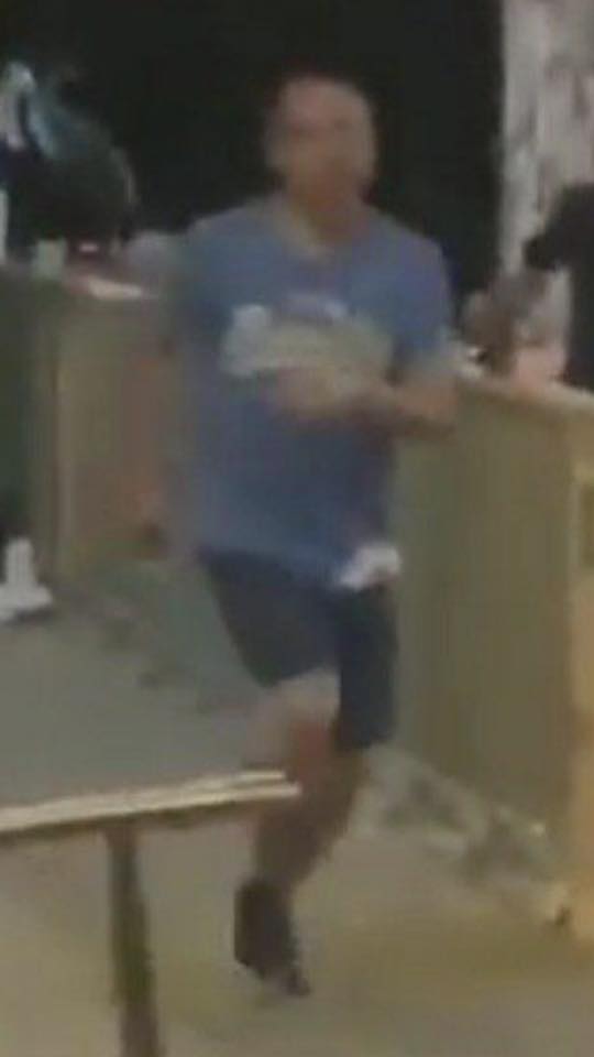 兇嫌犯案時身穿藍色上衣。 圖:擷取自桑普臉書 兇嫌犯案時身穿藍色上衣。 圖:擷取自桑普臉書