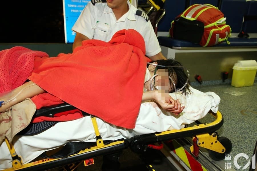 香港連儂牆砍人事件遭砍傷女子。 圖:擷取自香港01 香港連儂牆砍人事件遭砍傷女子。 圖:擷取自香港01