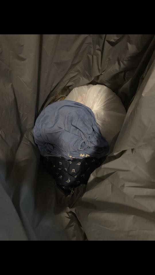 香港連儂牆砍人事件,兇手犯案後變裝,將做案衣服丟棄。 圖:擷取自桑普臉書 香港連儂牆砍人事件,兇手犯案後變裝,將做案衣服丟棄。 圖:擷取自桑普臉書