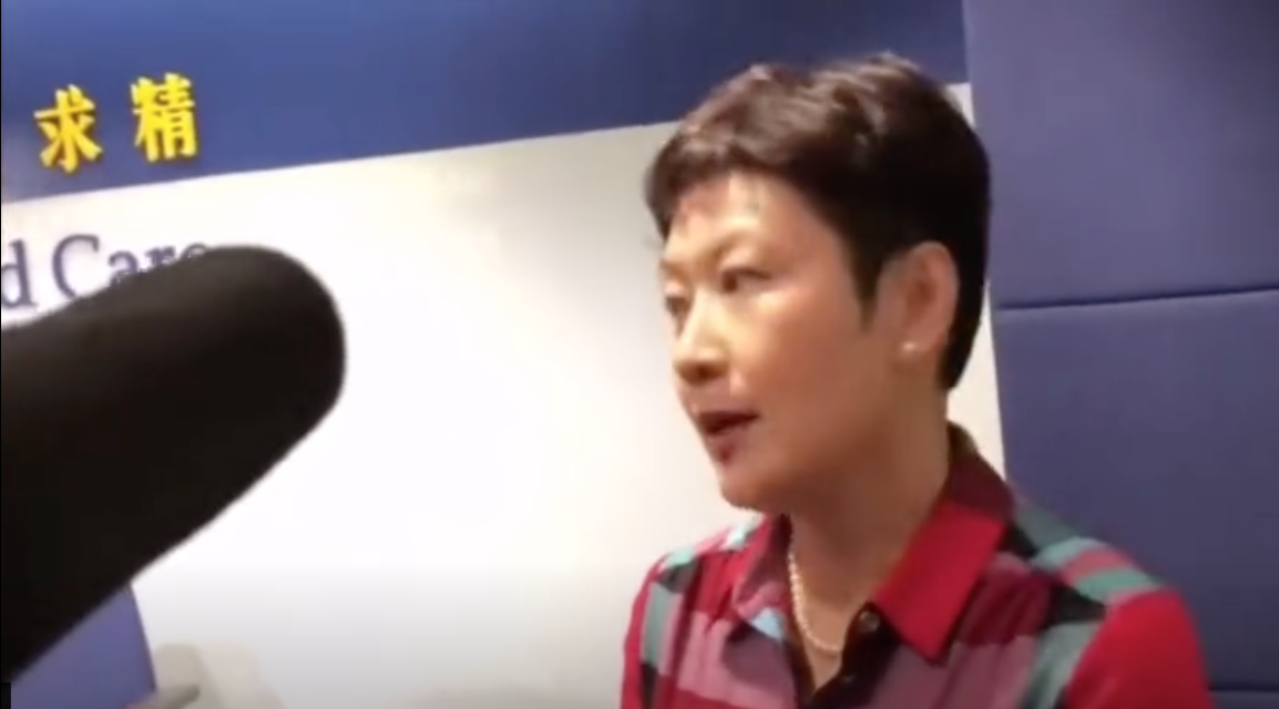 香港警察總局昨天舉行新聞發布會,一名中國女記者聲稱遭到香港媒體圍堵。 圖:翻攝自環球時報 香港警察總局昨天舉行新聞發布會,一名中國女記者聲稱遭到香港媒體圍堵。 圖:翻攝自環球時報