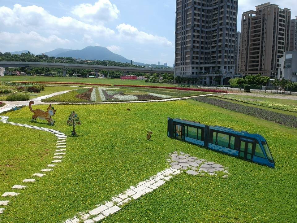幾米繪製之輕軌列車造型裝置藝術。 圖:新北市政府/提供 幾米繪製之輕軌列車造型裝置藝術。 圖:新北市政府/提供