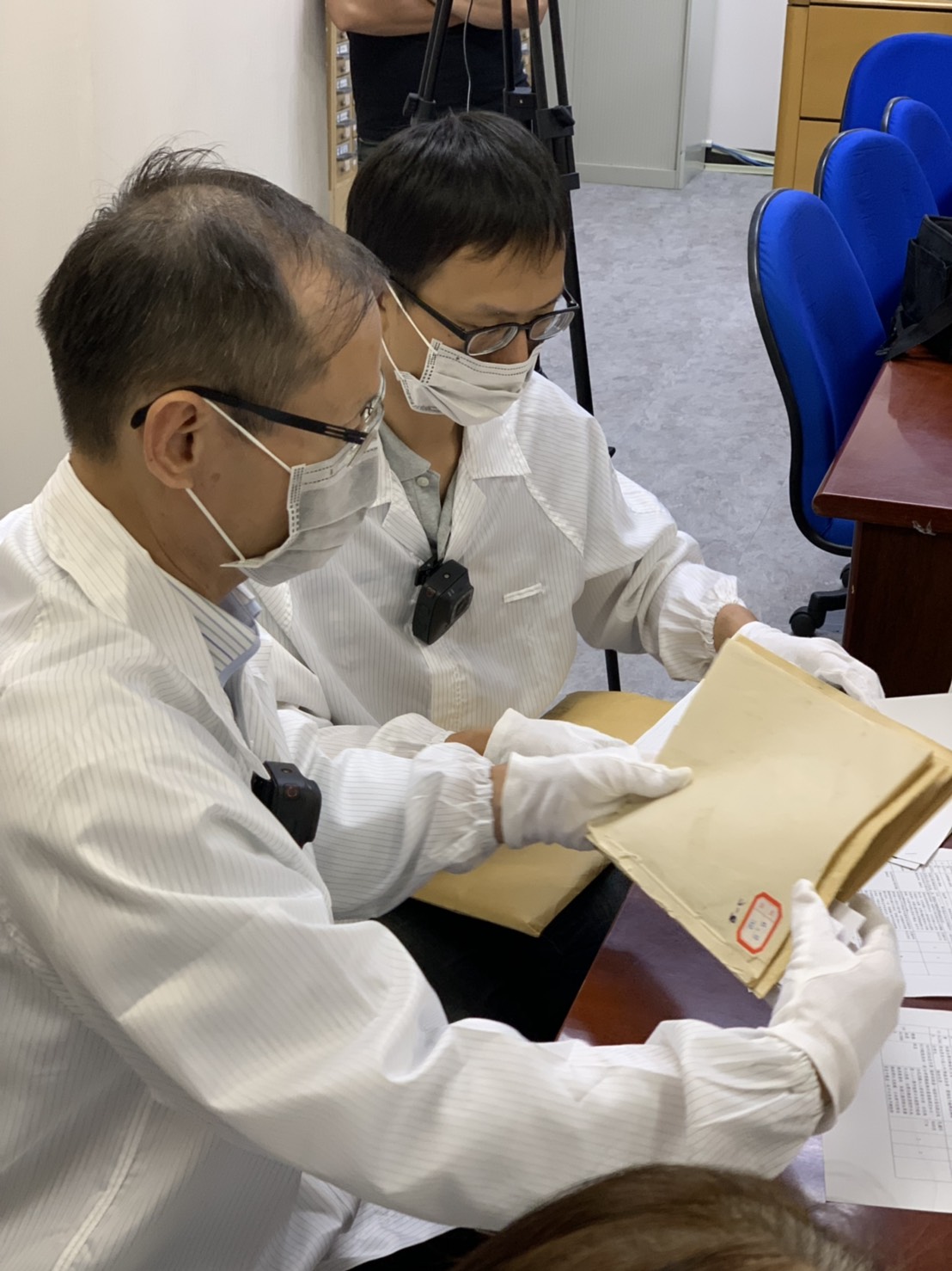 為求慎重,進行檔案移歸作業時,促轉會與檔案管理局人員全程穿防護衣、戴手套與口罩,並與黨史館人員逐筆、逐頁清點確認。 圖:促轉會提供 為求慎重,進行檔案移歸作業時,促轉會與檔案管理局人員全程穿防護衣、戴手套與口罩,並與黨史館人員逐筆、逐頁清點確認。 圖:促轉會提供