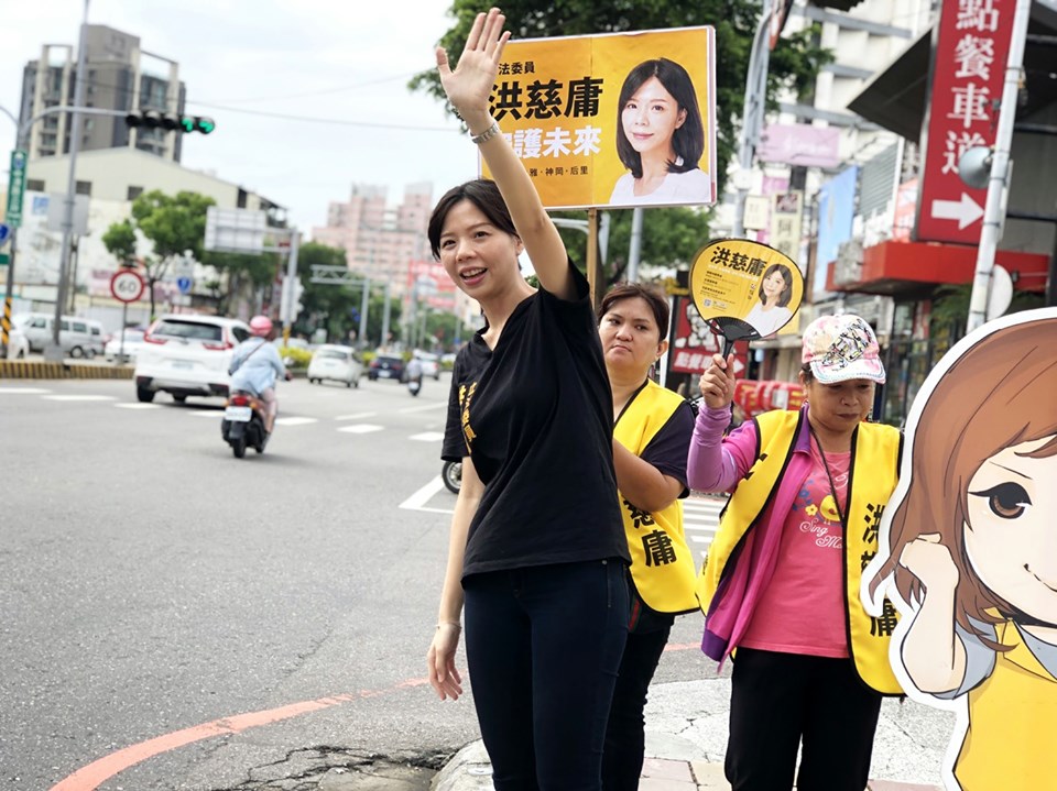 立委洪慈庸今天一早到大雅區中清民生路口及永興宮向大家問早。 圖 : 取自洪慈庸臉書 立委洪慈庸今天一早到大雅區中清民生路口及永興宮向大家問早。 圖 : 取自洪慈庸臉書
