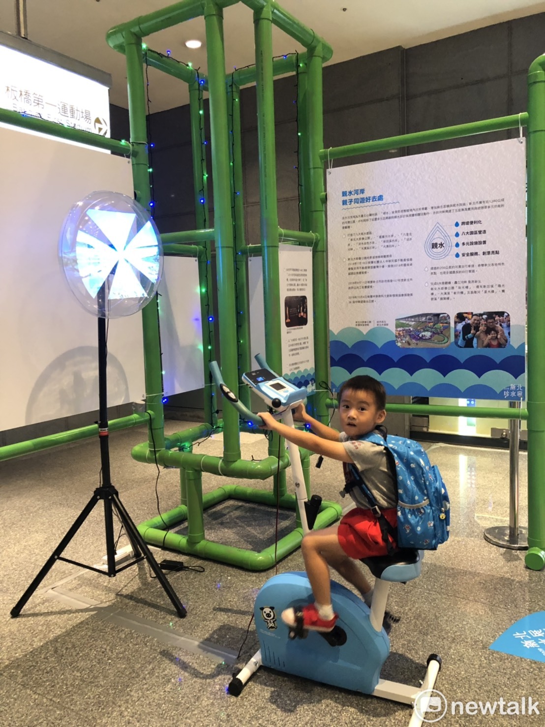 小朋友體驗動力發電腳踏車。 圖:林昀真/攝 小朋友體驗動力發電腳踏車。 圖:林昀真/攝