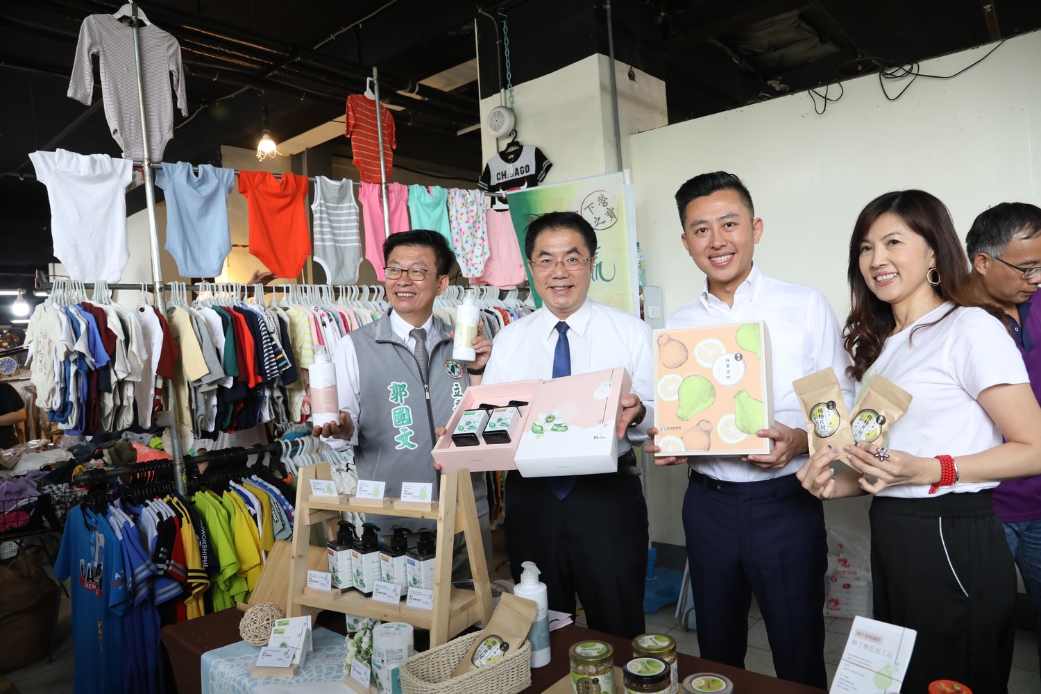「新竹市挺台南好柚拍賣會」於新竹市竹蓮市場熱鬧登場,台南市長黃偉哲率領農業局人員,帶著1500箱香甜文旦北上,與新竹市長林智堅進行「雙城首長攜手行銷文旦」活動。 圖:台南市政府/提供 「新竹市挺台南好柚拍賣會」於新竹市竹蓮市場熱鬧登場,台南市長黃偉哲率領農業局人員,帶著1500箱香甜文旦北上,與新竹市長林智堅進行「雙城首長攜手行銷文旦」活動。 圖:台南市政府/提供