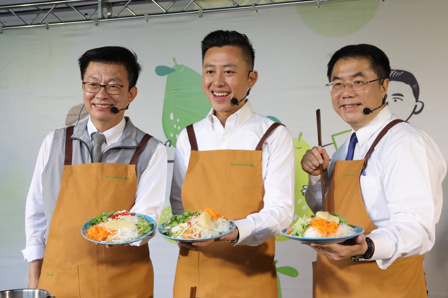 「新竹市挺台南好柚拍賣會」於新竹市竹蓮市場熱鬧登場,台南市長黃偉哲率領農業局人員,帶著1500箱香甜文旦北上,與新竹市長林智堅進行「雙城首長攜手行銷文旦」活動。 圖:台南市政府/提供 「新竹市挺台南好柚拍賣會」於新竹市竹蓮市場熱鬧登場,台南市長黃偉哲率領農業局人員,帶著1500箱香甜文旦北上,與新竹市長林智堅進行「雙城首長攜手行銷文旦」活動。 圖:台南市政府/提供