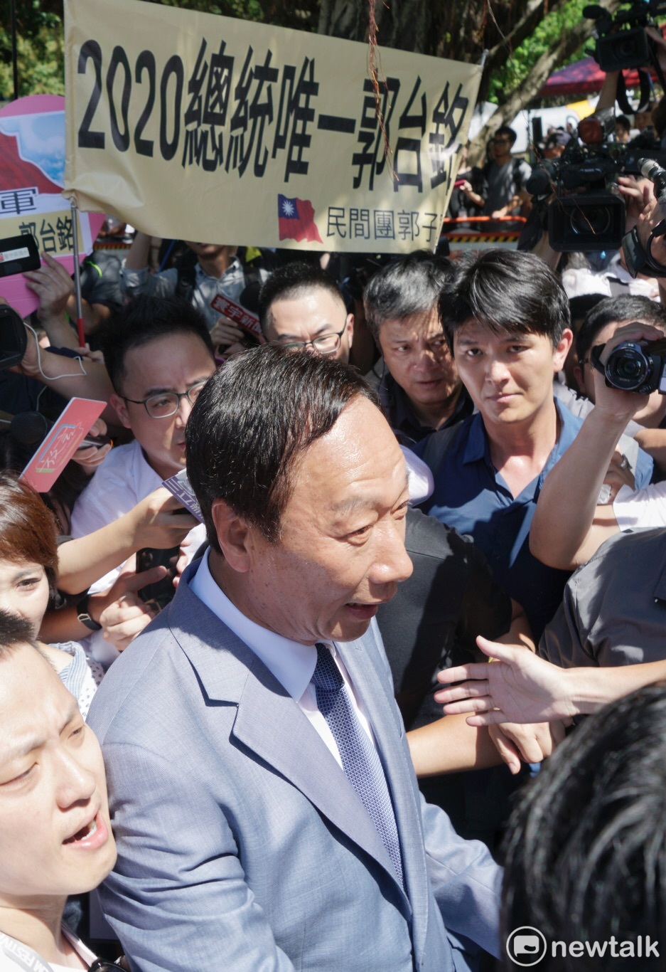 支持者高舉「2020總統唯一支持郭台銘」,但現場也有民眾大喊「支持韓國瑜」。 圖:張良一 / 攝 支持者高舉「2020總統唯一支持郭台銘」,但現場也有民眾大喊「支持韓國瑜」。 圖:張良一 / 攝