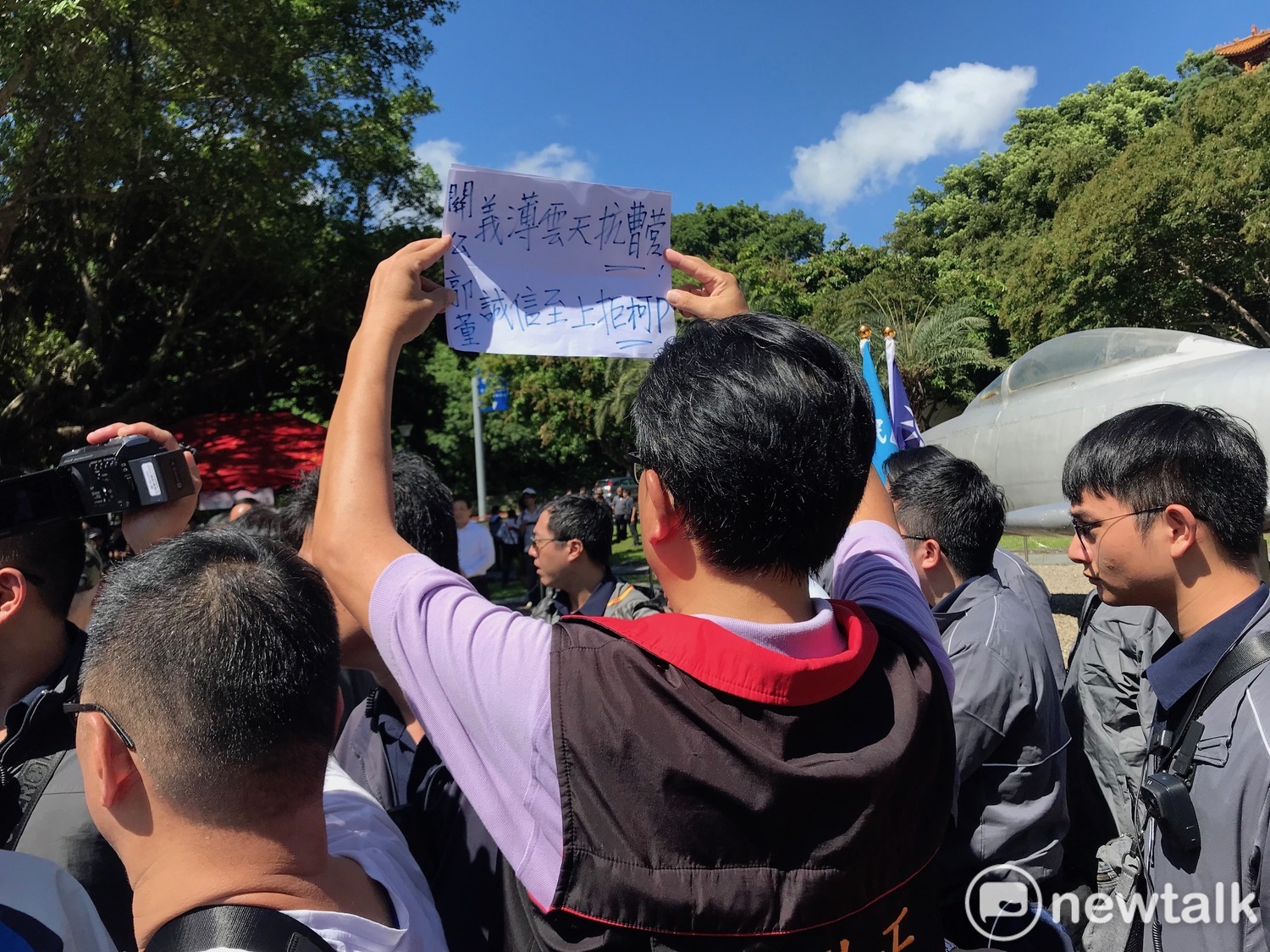 國民黨市議員吳世正高舉抗議標語。 圖:周煊惠 / 攝 國民黨市議員吳世正高舉抗議標語。 圖:周煊惠 / 攝