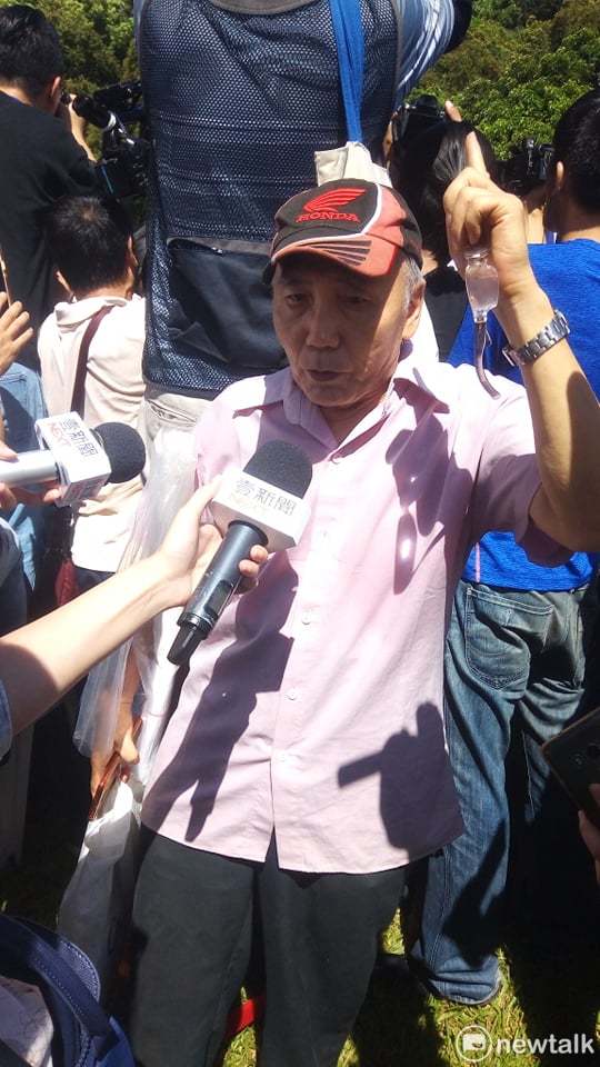 一名姚姓老翁在八二三炮戰紀念音樂會場表達訴求。 圖:黃建豪/攝 一名姚姓老翁在八二三炮戰紀念音樂會場表達訴求。 圖:黃建豪/攝