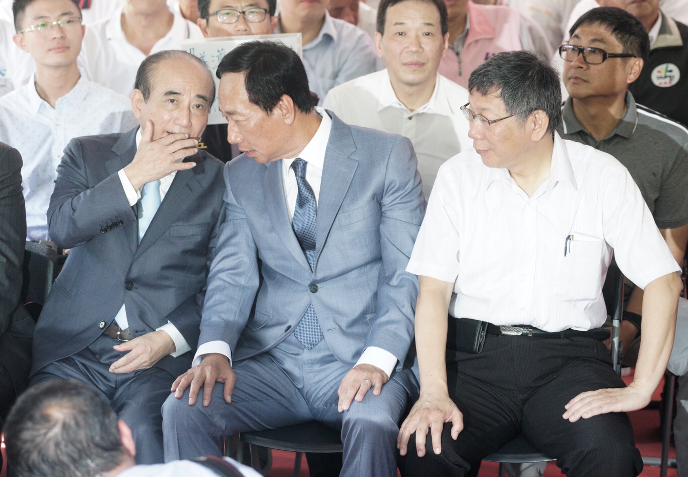 王金平與郭台銘交頭接耳,柯文哲在旁邊觀看。 圖:張良一/攝 王金平與郭台銘交頭接耳,柯文哲在旁邊觀看。 圖:張良一/攝