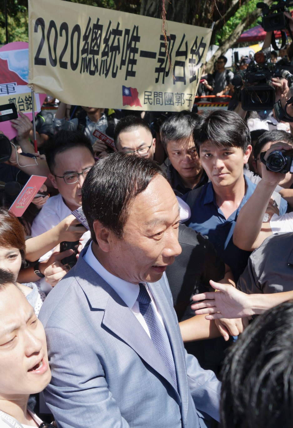 郭台銘支持者相隨力挺,高舉「2020總統唯一郭台銘」布條。 圖:張良一/攝 郭台銘支持者相隨力挺,高舉「2020總統唯一郭台銘」布條。 圖:張良一/攝