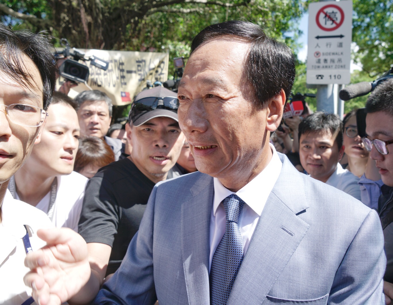 郭台銘與支持者見面,儘管太陽毒辣,他臉上始終掛著笑容。 圖:張良一/攝 郭台銘與支持者見面,儘管太陽毒辣,他臉上始終掛著笑容。 圖:張良一/攝