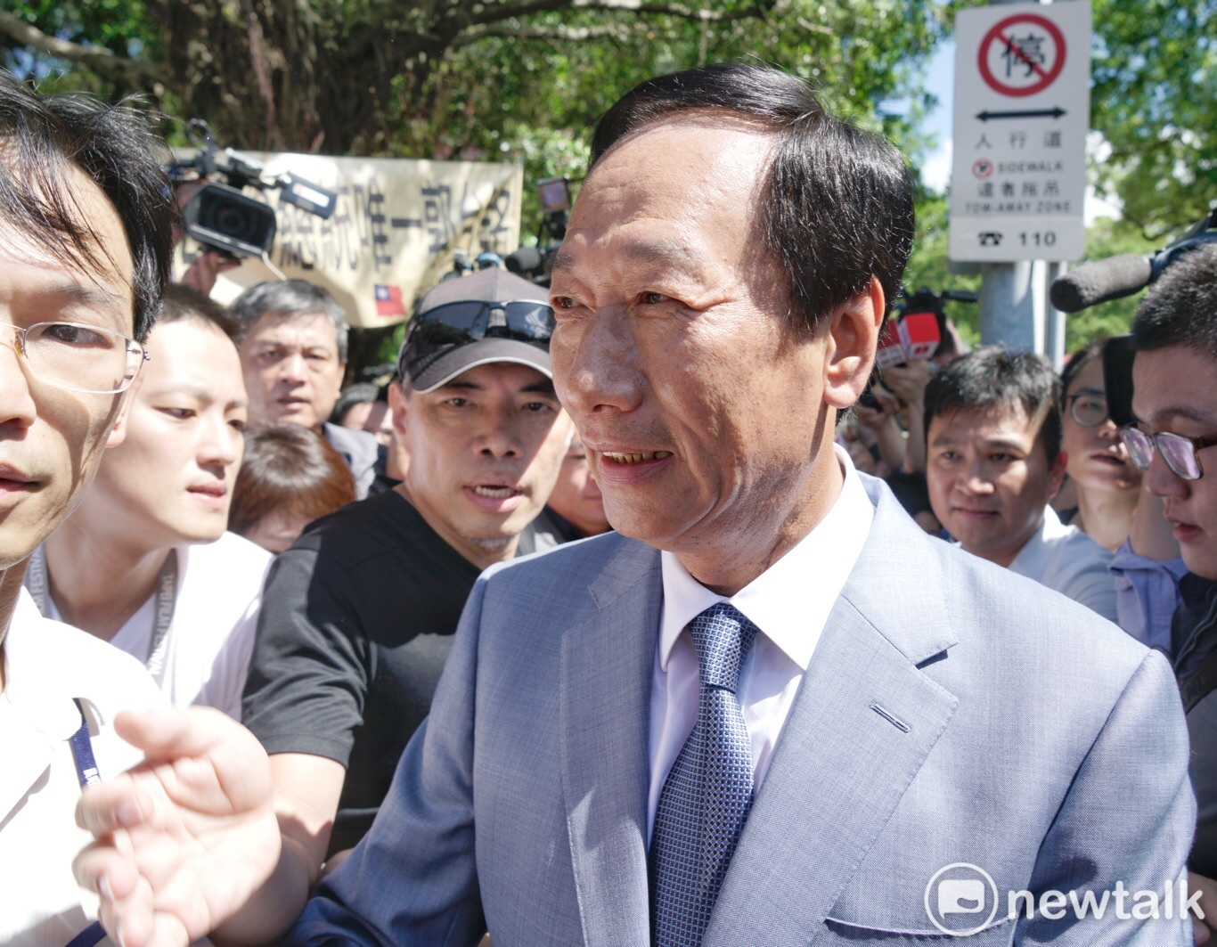 郭台銘與支持者見面,儘管太陽毒辣,他臉上始終掛著笑容。 圖:張良一/攝 郭台銘與支持者見面,儘管太陽毒辣,他臉上始終掛著笑容。 圖:張良一/攝