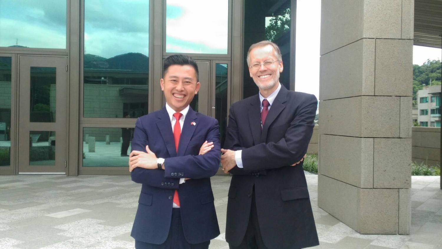 林智堅、酈英傑兩人面對鏡頭時大方擺姿勢,互動十分自然。 圖:取自林智堅臉書 林智堅、酈英傑兩人面對鏡頭時大方擺姿勢,互動十分自然。 圖:取自林智堅臉書