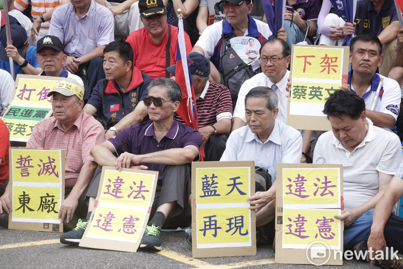 司法院大法官公布軍公教年改釋憲三案釋憲結果。公布前退休軍公教人員場外聚集表達對年改的不滿。 圖:張良一/攝 司法院大法官公布軍公教年改釋憲三案釋憲結果。公布前退休軍公教人員場外聚集表達對年改的不滿。 圖:張良一/攝