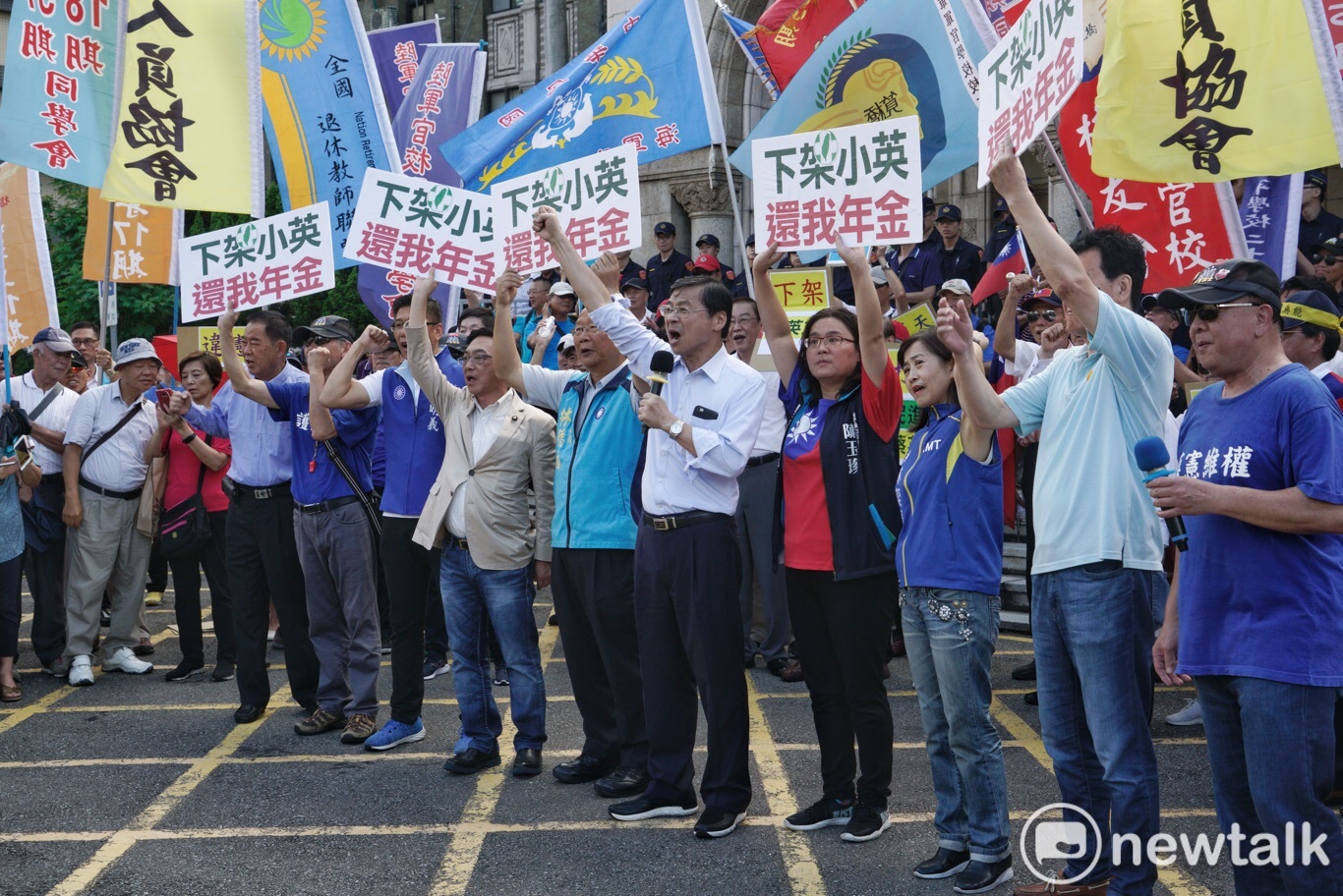國民黨立委對於釋憲結果相當不滿。 圖:張良一/攝 國民黨立委對於釋憲結果相當不滿。 圖:張良一/攝