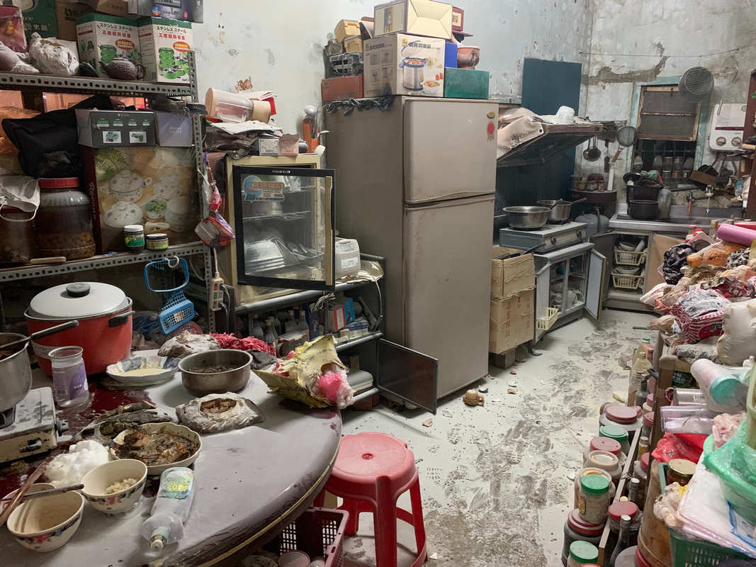 嘉義縣民雄鄉一間瓦斯行22日晚間疑似住戶烹煮食物時發生瓦斯氣爆意外,共有7人遭灼傷。 23日下午社會局前往醫院探視關心,圖為廚房發生氣爆景象。 圖:嘉義縣消防局/提供 嘉義縣民雄鄉一間瓦斯行22日晚間疑似住戶烹煮食物時發生瓦斯氣爆意外,共有7人遭灼傷。 23日下午社會局前往醫院探視關心,圖為廚房發生氣爆景象。 圖:嘉義縣消防局/提供
