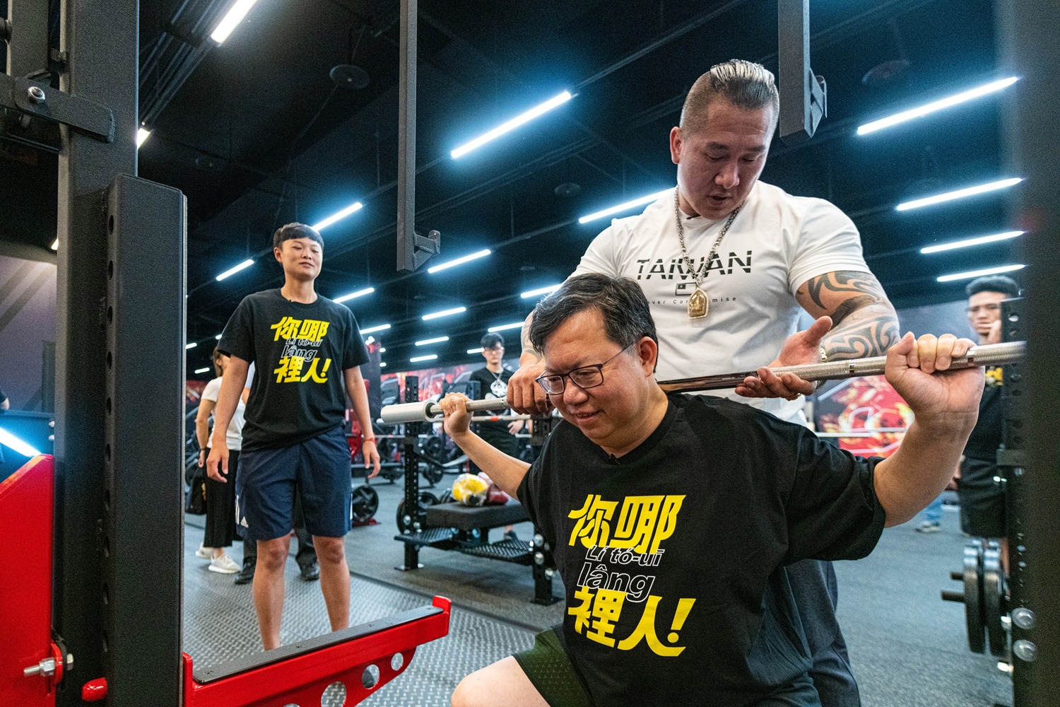 館長陳之漢親自指導鄭文燦使用健身器材。 圖:翻攝鄭文燦臉書 館長陳之漢親自指導鄭文燦使用健身器材。 圖:翻攝鄭文燦臉書