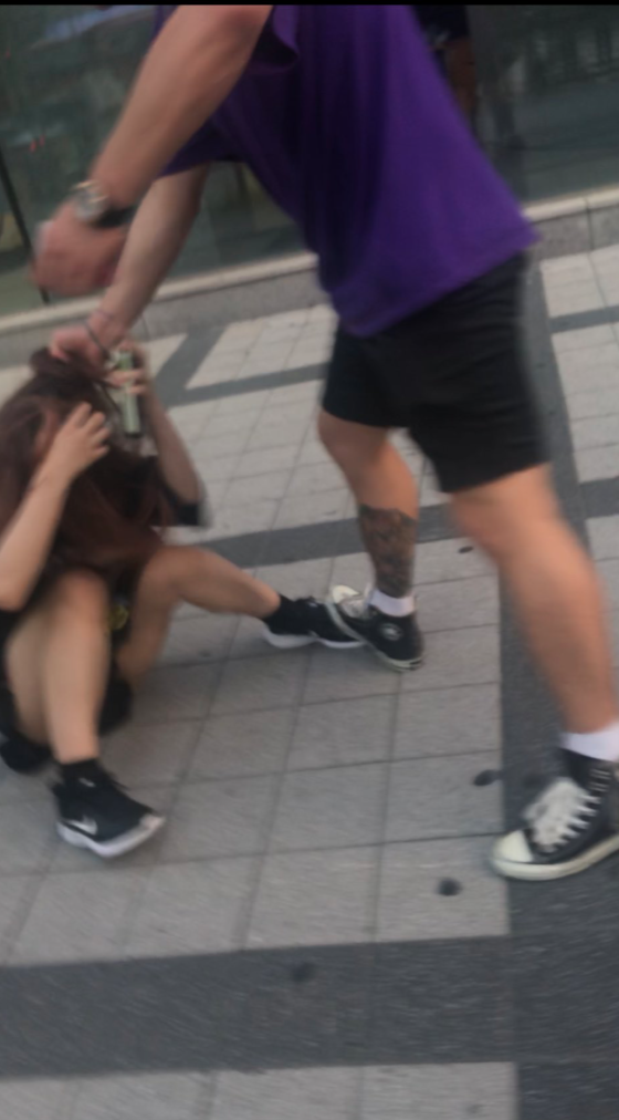 Miyurin已被打到跌坐在地,韓國男子依然不停手,繼續對女子拳打腳踢。 圖:翻攝自@miyurindarukoro/twitter Miyurin已被打到跌坐在地,韓國男子依然不停手,繼續對女子拳打腳踢。 圖:翻攝自@miyurindarukoro/twitter